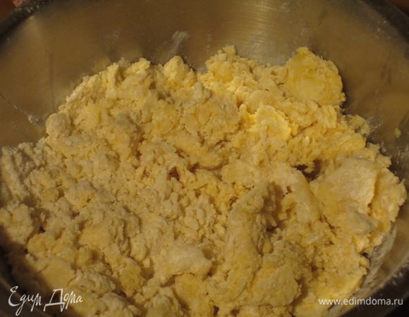 Муку просеять с разрыхлителем. Ввести яйца, ванилин, корицy, соль и хорошо перемешать.