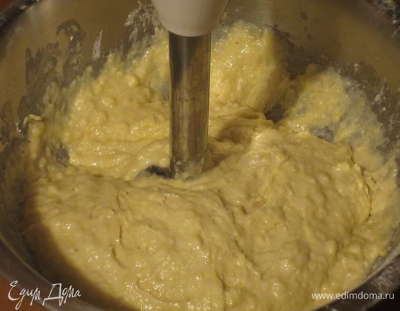 Добавить бананы и пюрировать всё погружным блендером до получения однородной массы.