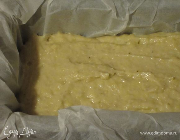 Выложить тесто в прямоугольную форму с пергаментом и выпекать в разогретой до 170 °С духовке 40 минут. Остудить на решётке.