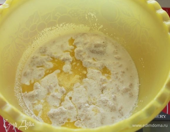 Все ингредиенты должны быть комнатной температуры.
Смешать теплое молоко, дрожжи, йогурт, растопленное сливочное масло, немного сахара,   все хорошо перемешать, дать постоять мин. 5.