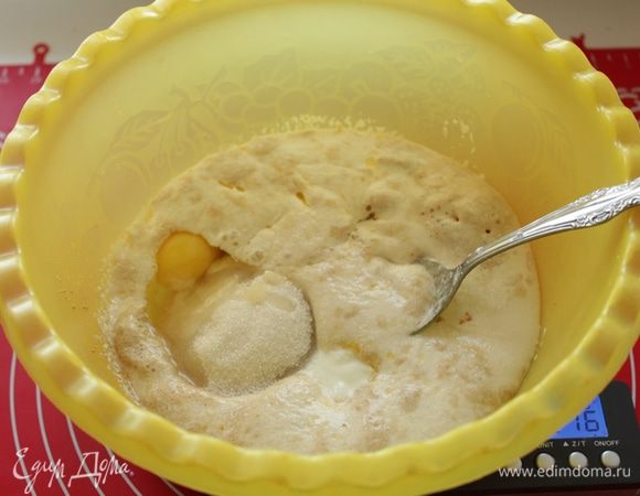 Добавить яйца, оставшийся сахар, коньяк.