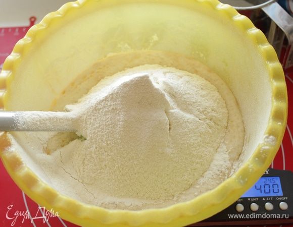 Просеять постепенно муку.