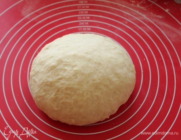 Замесить мягкое тесто.