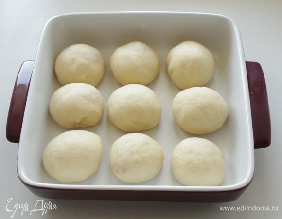 Уложить в смазанную форму. 