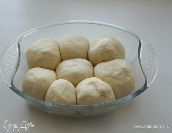 Все тесто не вошло, пришлось еще форму приготовить.