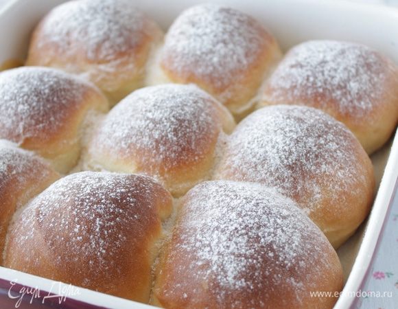 Посыпать сахарной пудрой.