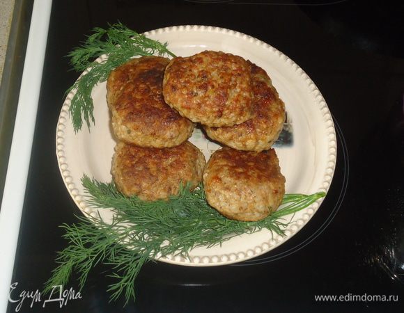 Фарш выкладываем в кастрюльку, потом добавляем гречку вареную и приправу для фарша потом яйцо перемешиваем.