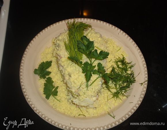 Отвариваем картошку, морковку и яйца.