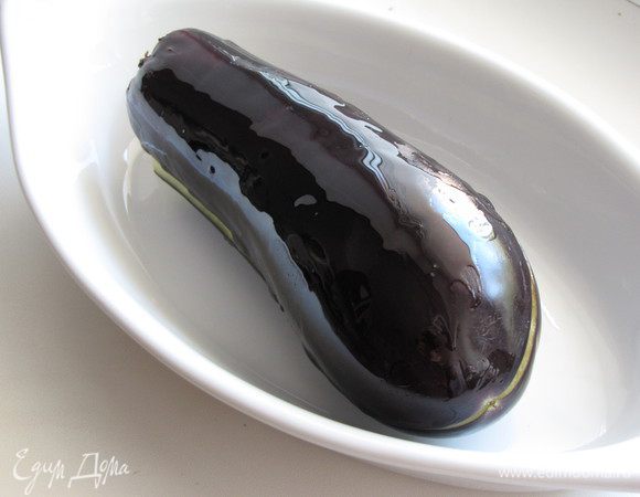 Баклажан смазать растительным маслом и запечь в духовке при 180 град. примерно 20 минут.