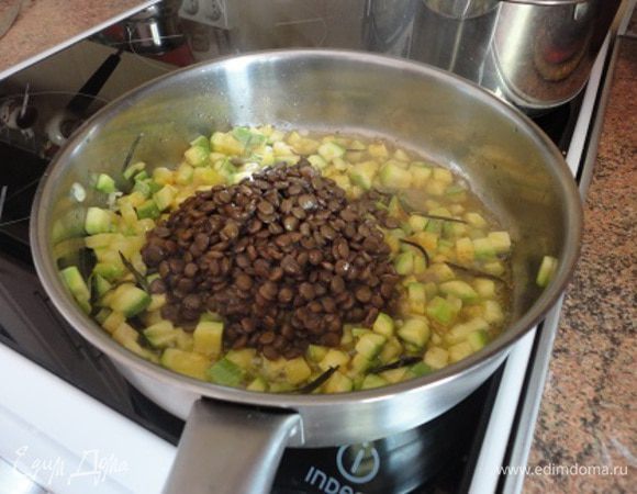 На оливковом масле обжарить чеснок, тимьян и кабачки в течение 3 минут и добавить чечевицу.