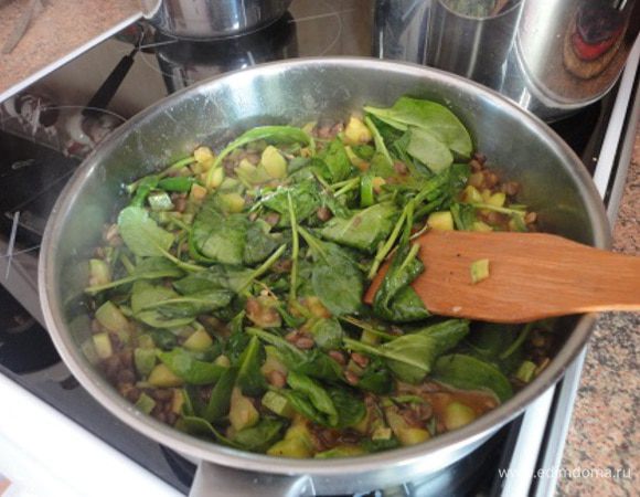 Добавить шпинат, сливочное масло, соль, перец и проварить 5 минут до готовности.