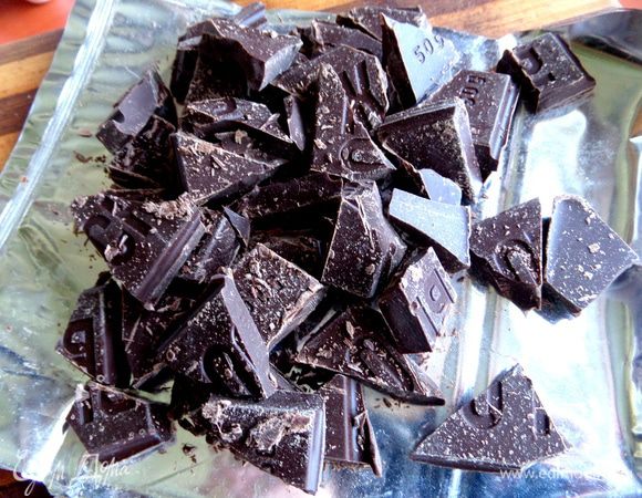Для коржей...шоколад (я брала 50% без добавок с горьковатым вкусом) поломать крупно.