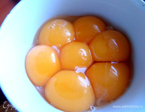 Желтки отделить от белков.