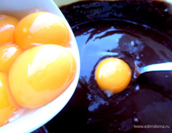 Отправляем постепенно все желтки.