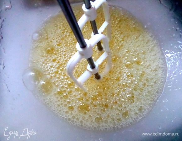 Белки взбиваем с сухой миске,я ещё добавила щепотку соли.