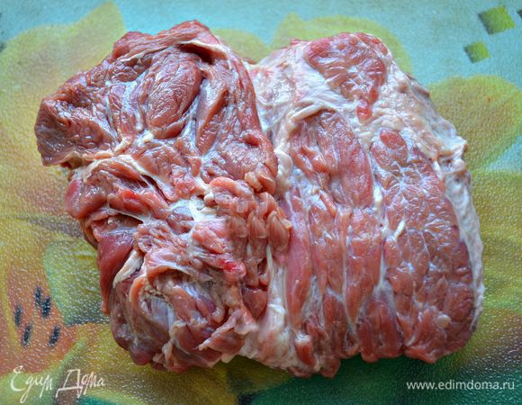 Возьмём кусок свежей (это обязательно!!) говядины, лучше вырезку. Хорошо промоем мясо.