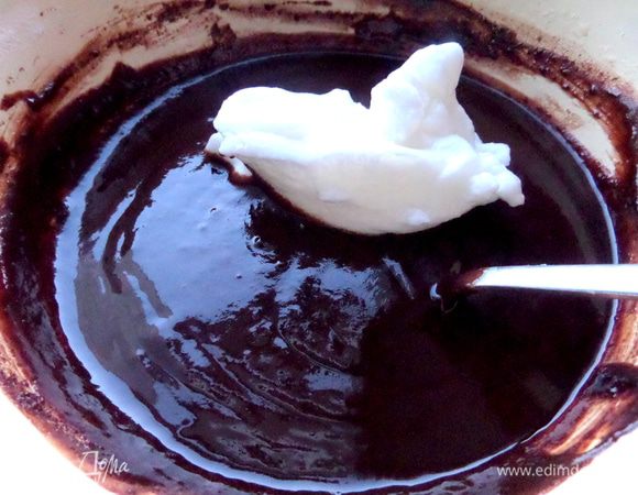 Вмешиваем понемногу белковой массы.