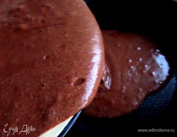 Тесто разделить на две-три порции. Я просто примерно отлила в форму (22 см) треть теста.