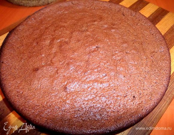 Можно обрезать по тарелке края или оставить так,если пекли в разъёмной форме.