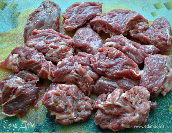 Разрежем говядину на крупные куски.