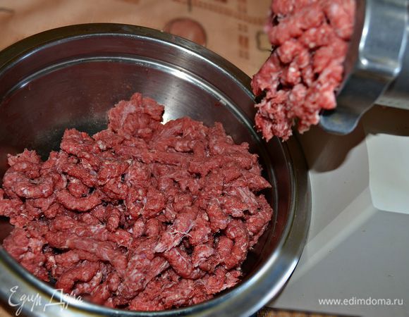 Как минимум 3 раза прокрутим через мясорубку. Здесь очень важный момент - мясо должно получиться кашеобразное по консистенции - вязкое и тягучее!!!
В фарш добавить соль, чёрный молотый перец и очень хорошо вымесить.