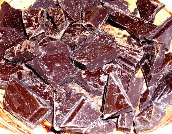 Для ганаша снова поломать шоколад.