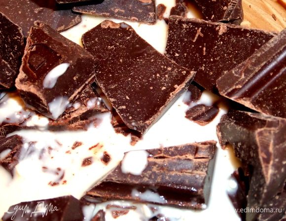 Влить сливки и поставить на водяную баню.