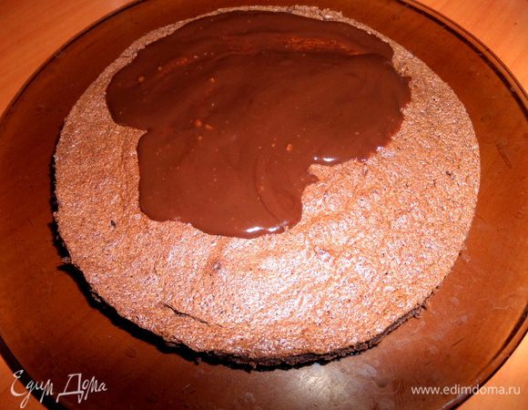 Наносим тёплый ганаш на коржи.