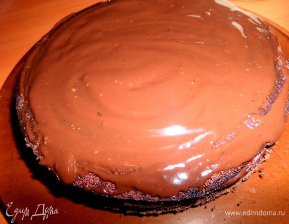 Прижимаем каждый корж и смазываем верх. Ганаш схватывается и можно повторять слои,так как получилось его много и у меня даже осталось! 