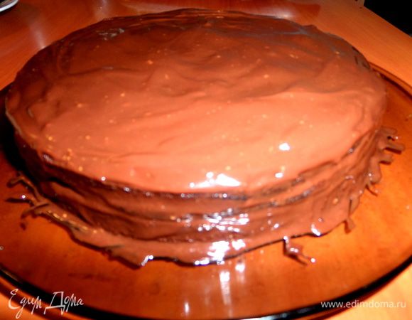 Промазываем и бока. В книге рекомендовали поставить торт на решётку и поливать сверху ганашем,но я не стала.