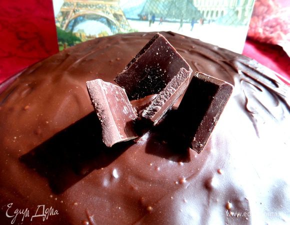 Далее ставим на ночь торт в холодильник и утром украшаем опять шоколадом!