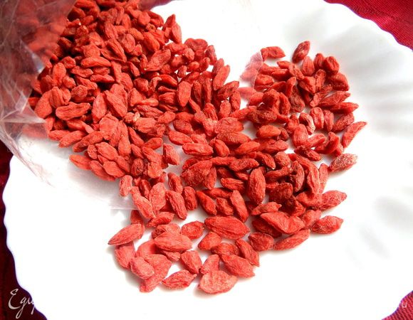 Я взяла для украшения изумительные ягодки годжи,которые ем всю зиму и весну как имуностимулятор противовирусный и для сил и бодрости! Но вот дети неохотно едят их,зато с тортиком на ура они пошли!