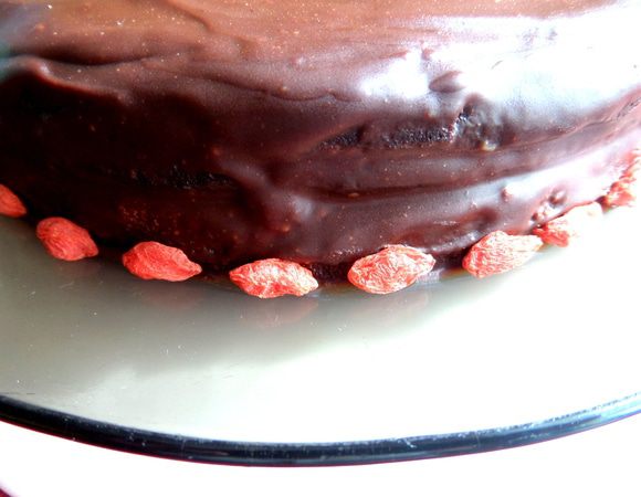 Выложила их по краю.