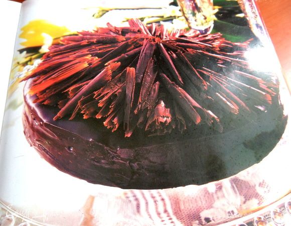 А так он украшен в книге! Шоколадной стружкой.