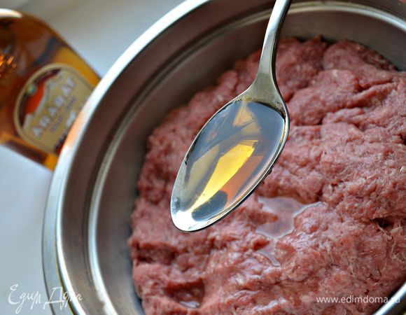 Далее добавляем коньяк (конечно же, Арарат!!), перемешиваем.