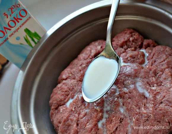 Затем добавляем  в фарш молоко, вымешиваем.