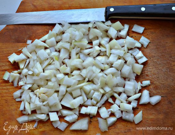 Измельчаем лук и добавляем к фаршу. 