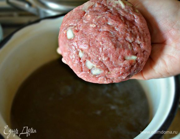 Слегка отбиваем фарш, "поиграем"  с ним, перекидывая шары из одной руки в другую. Аккуратно окунаем мясные шары в кипящую воду.