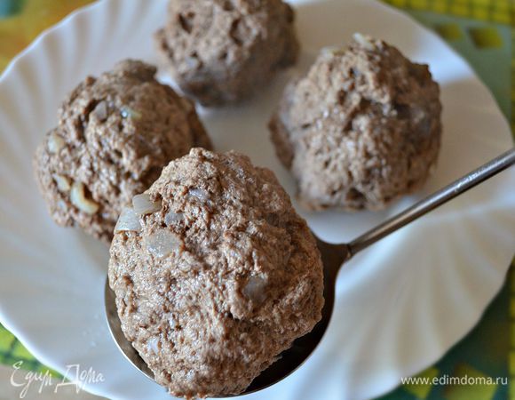 Готовую кюфту выкладываем на тарелку и нарезаем кусками. Консистенция фарша очень нежная, в идеале - напоминает суфле.  