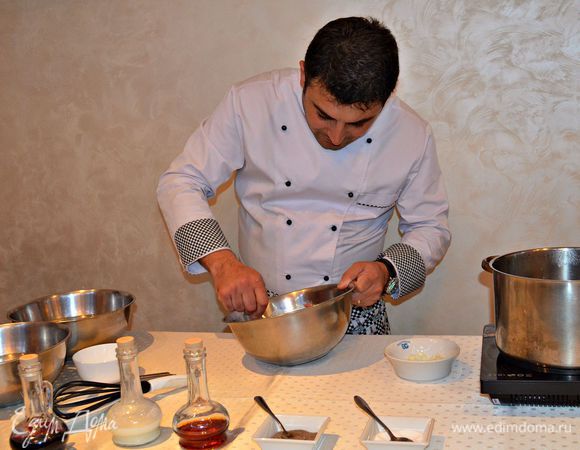 
Шеф-повар отеля в Агверане - Давид, который и научил меня правильно готовить это замечательное армянское блюдо - КЮФТА.