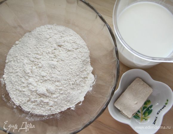Муку для опары просеять. Соединить ингредиенты для опары: 100 г муки в/с, 13 г свежих дрожжей и 250 мл тёплого молока. 

