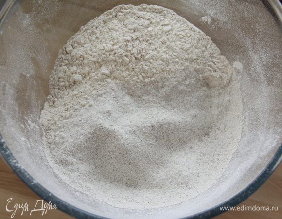 Просеять муку для основного теста.