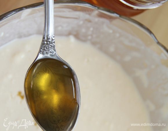 К опаре добавить ложку мёда. Оставить смесь на 30 минут в тёплом месте.