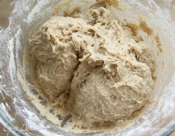 Замесить тесто. Оно получается довольно-таки липкое. Ёмкость закрыть пищевой плёнкой, оставить тесто на подъём на 1 час.