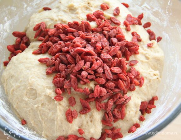 Через час добавить ягоды и вымесить ещё раз.