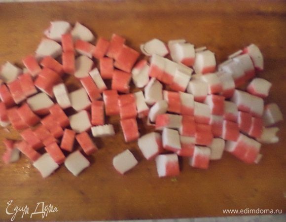 Крабовые палочки нарезать кольцами.