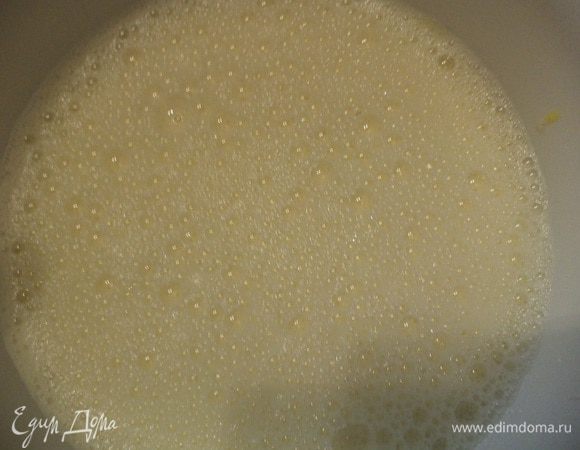 Для заливки яйца взбить с солью и перцем, добавить молоко и сливки, взбить всё вместе.