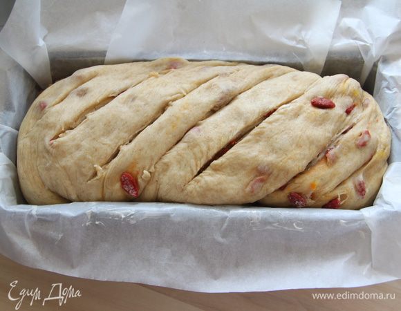 Выложить рулет в форму с промазанной маслом бумагой, подгибая концы вниз. Сверху сделать несколько надрезов.