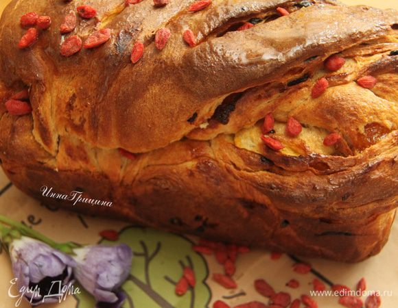 Дать хлебу остыть на решётке. Верх смазать мёдом, украсить ягодами. Разрезать полностью остывшим. Приятного чаепития)))