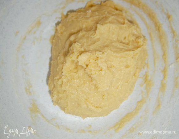 Яйца и 2 желтка слегка взбить. Добавить 250 г просеянной муки и хорошо перемешать. 